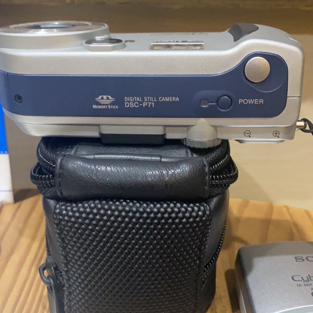 Used——Sony Cyber-Shot Camera - Picture 3 of 3